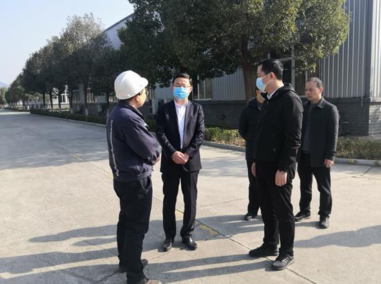 胥锦成一行首先参观了盐亭工厂各生产线.